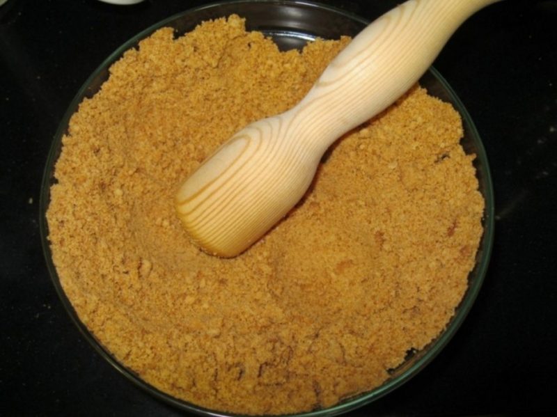 Cuchara de palo aplastando Cheescake